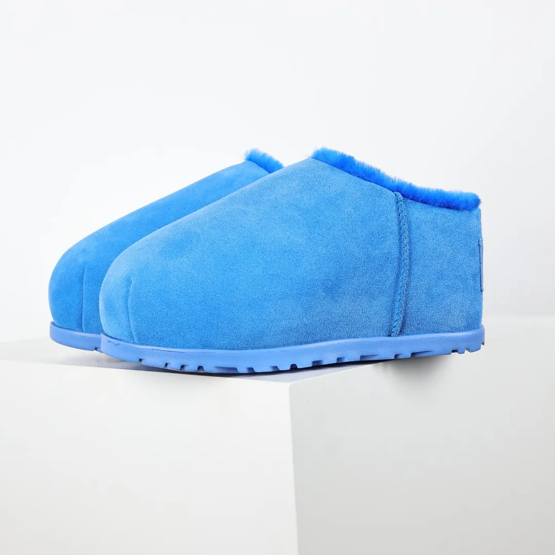 Pick up locally 💰660 Core recommended good price It is a very suitable choice for keeping warm in winter and at home. In the new year, uug has launched a series of styles, which are partial to the preferences of young consumers and have also moved to the forefront of fashion trends. Shoe body material Water-repellent coated suede upper 17mm UGGPURE™ implanted wool insole Lightweight non-slip comfortable rubber outsole With brand LOGO trademark Comes with a full set of packaging Size: 35 36 37 38 39 40